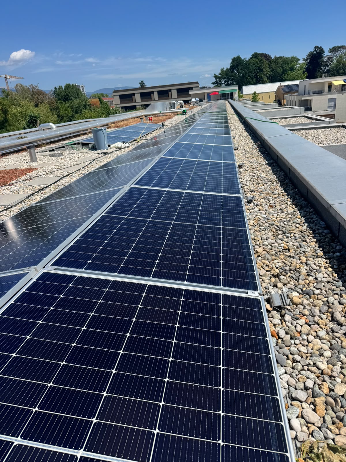 Gereinigte Solaranlage auf einem Mehrfamilienhaus im Kanton Neuenburg