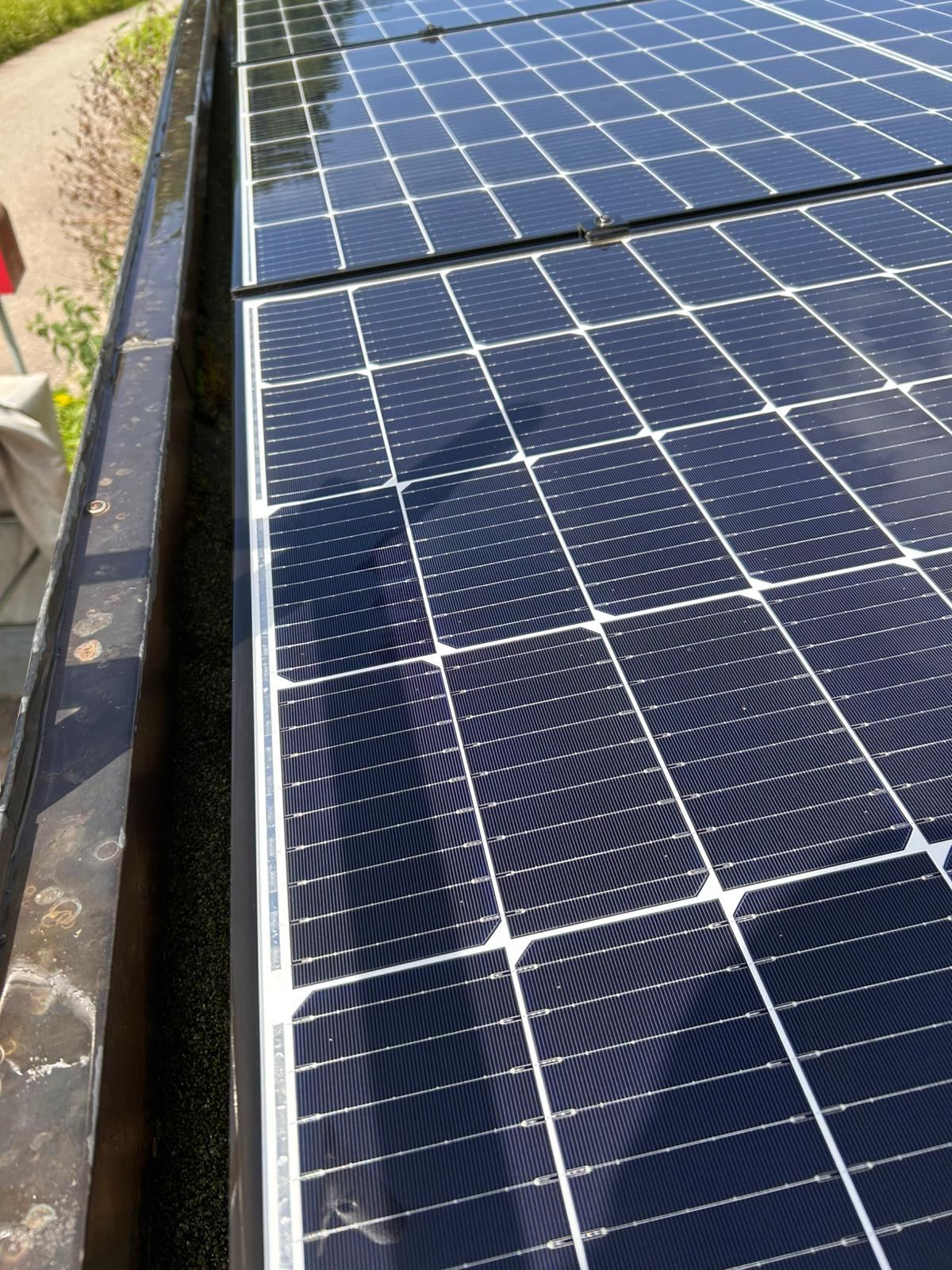 Vergleich zwischen verschmutztem und gereinigtem PV-Modul