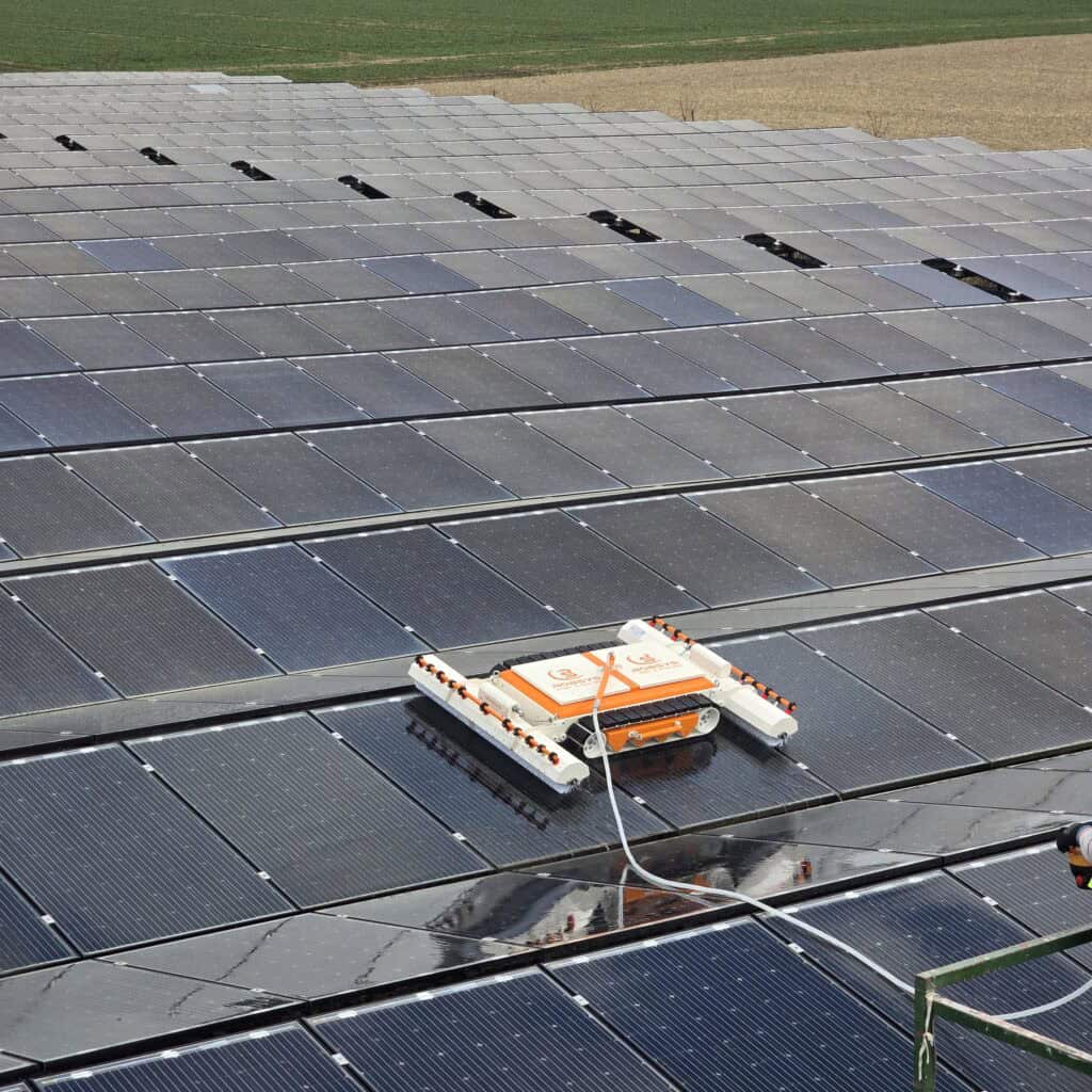 Solarreinigungsroboter von OutClean im Einsatz auf Photovoltaikanlage – effiziente, schonende und umweltfreundliche Reinigung